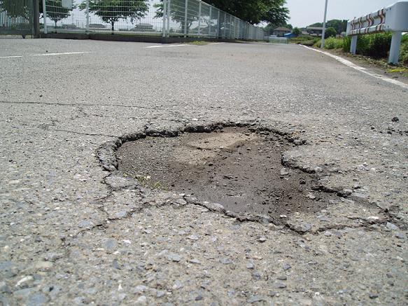 道路に穴があいている例の画像です